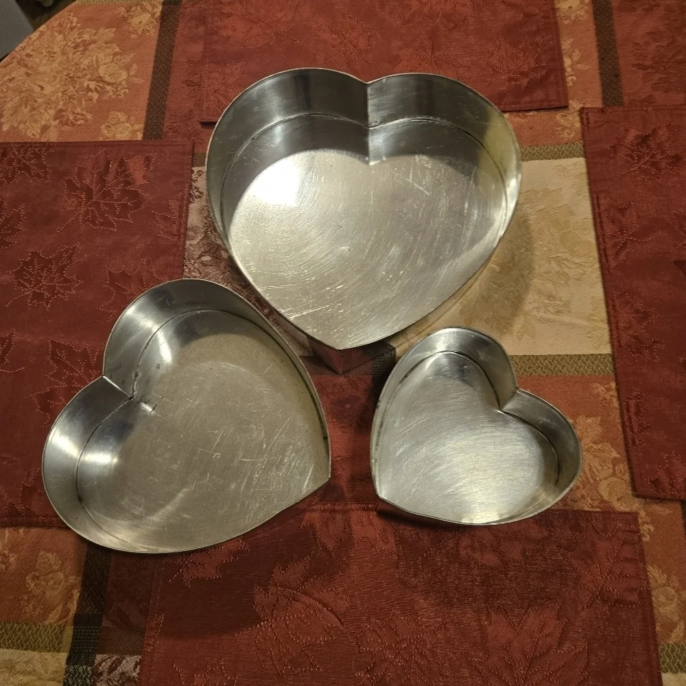 Vintage 3 pc set Metal Heart Shaped Cake Pans Mold Primitive Rustic Farmhouse